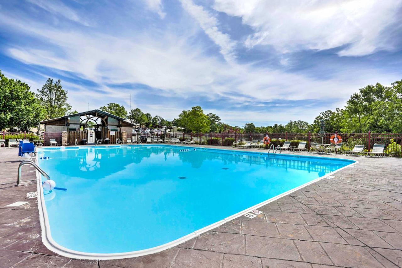 With Pool About 3 Mi To Landing! Appartement