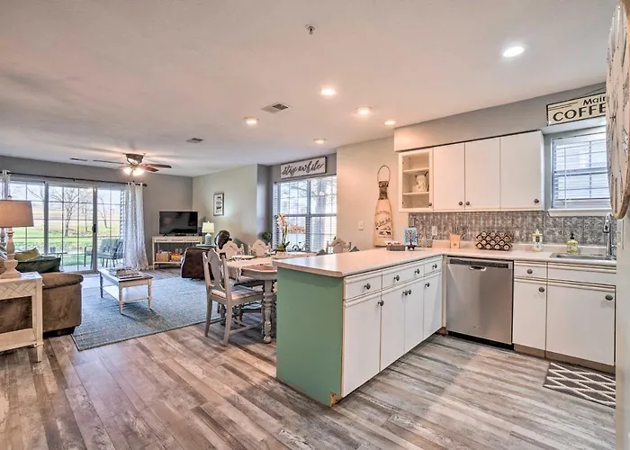 Resort Condo With Pool About 3 Mi To Branson Landing!
